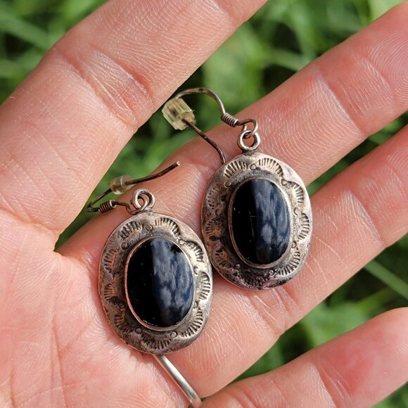 Vintage Native American handmade 925 sterling silver stampwork onyx earrings - Picture 12 of 16